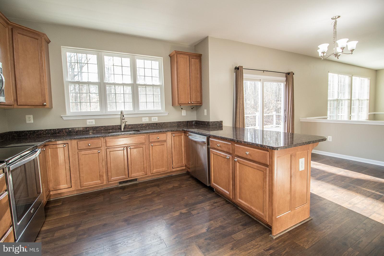 COUNTRY LAKES - Residential