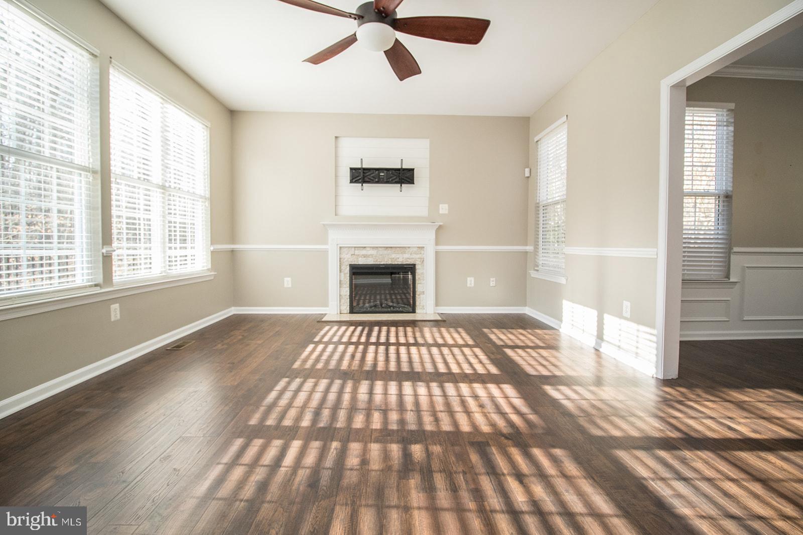 COUNTRY LAKES - Residential