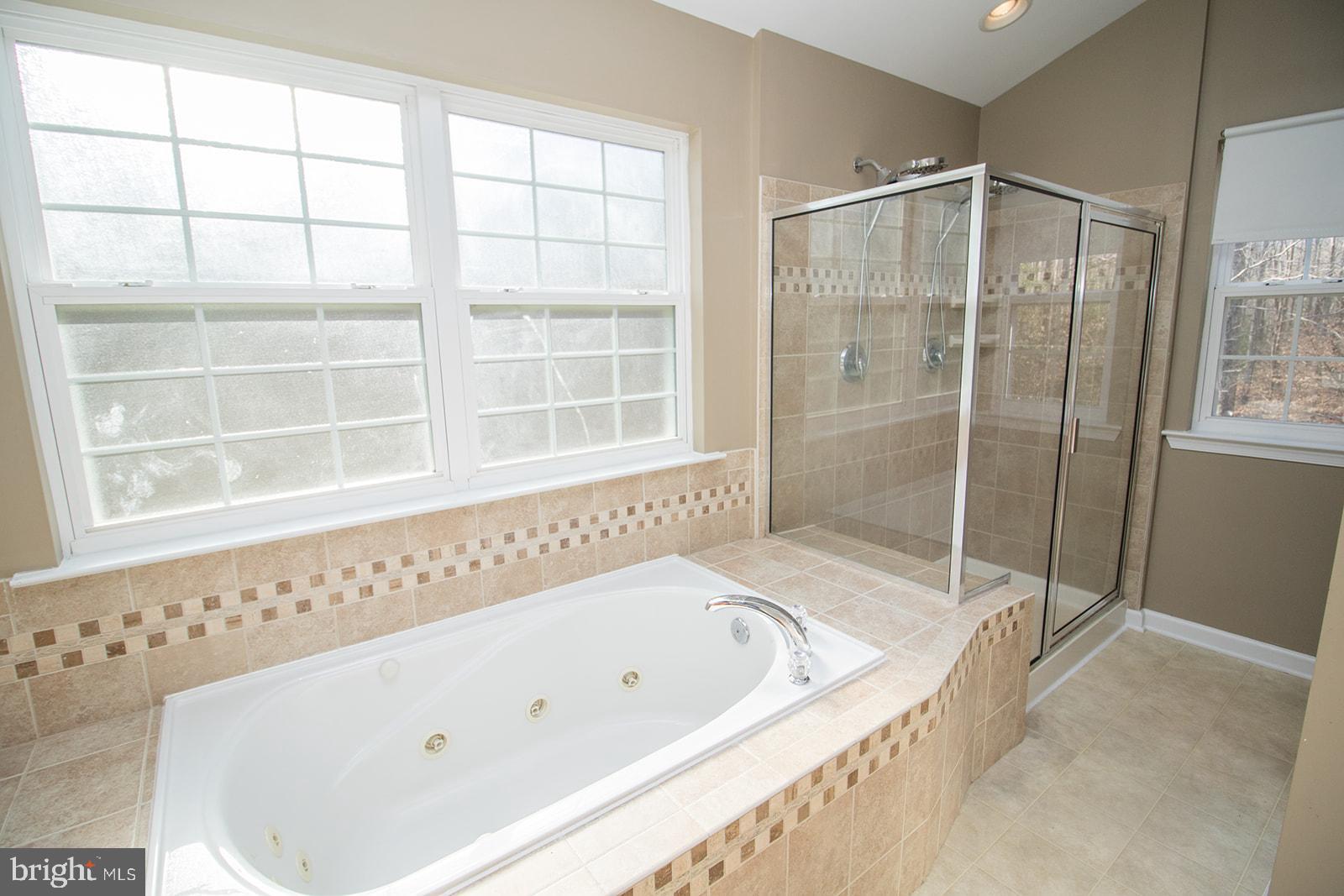 COUNTRY LAKES - Residential