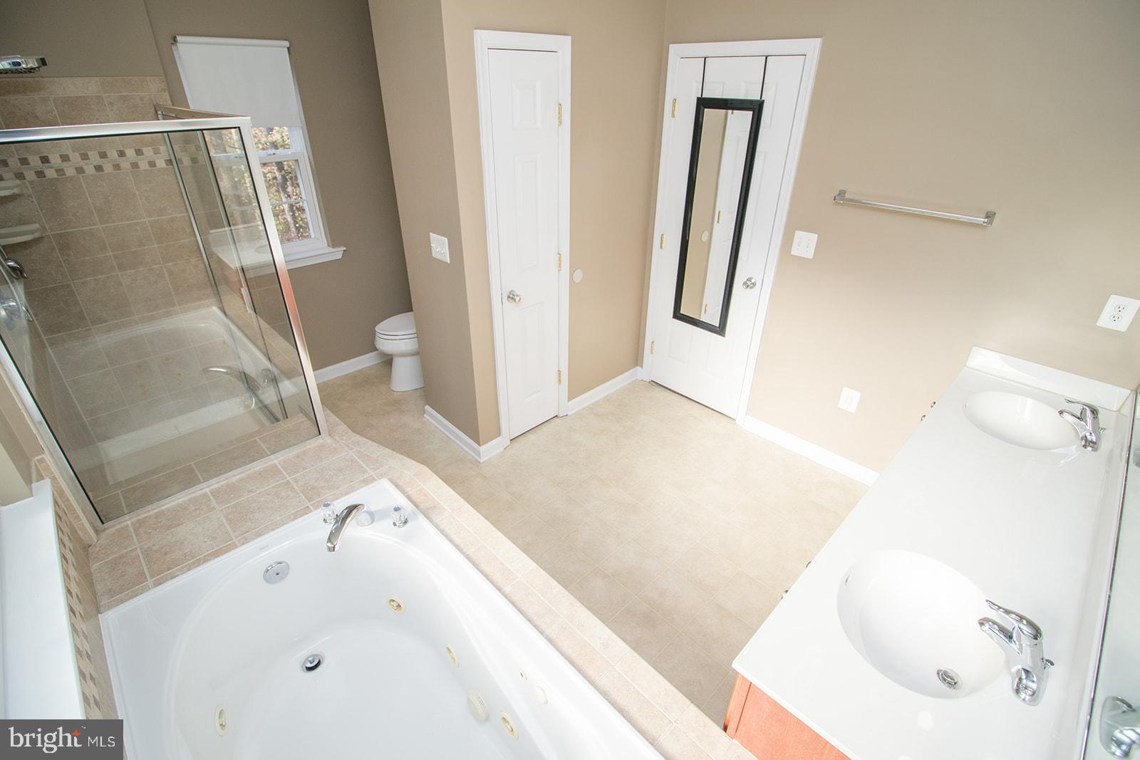 COUNTRY LAKES - Residential