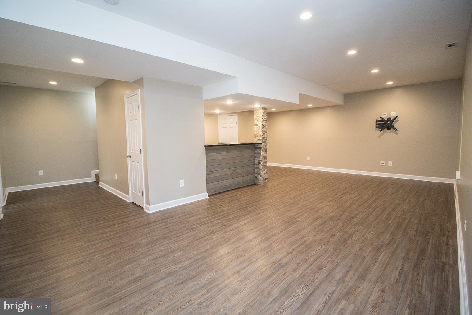 COUNTRY LAKES - Residential