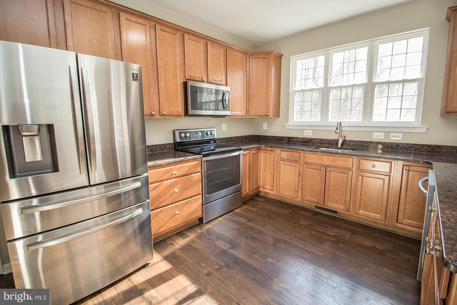 COUNTRY LAKES - Residential