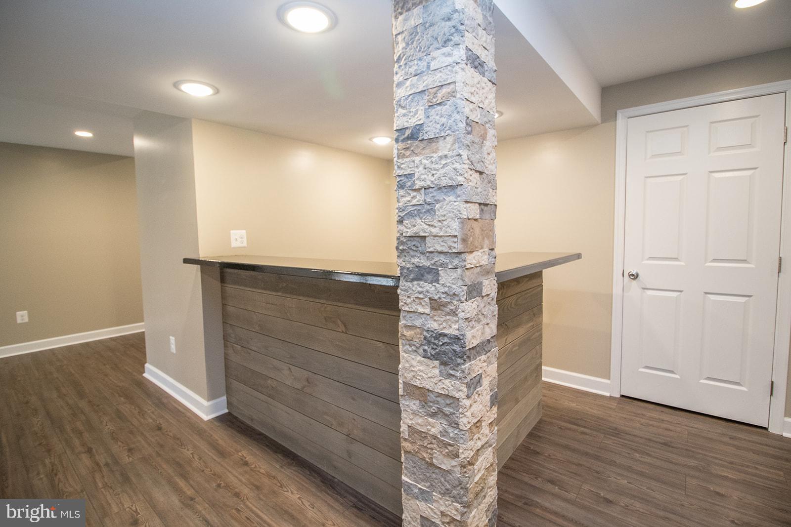 COUNTRY LAKES - Residential