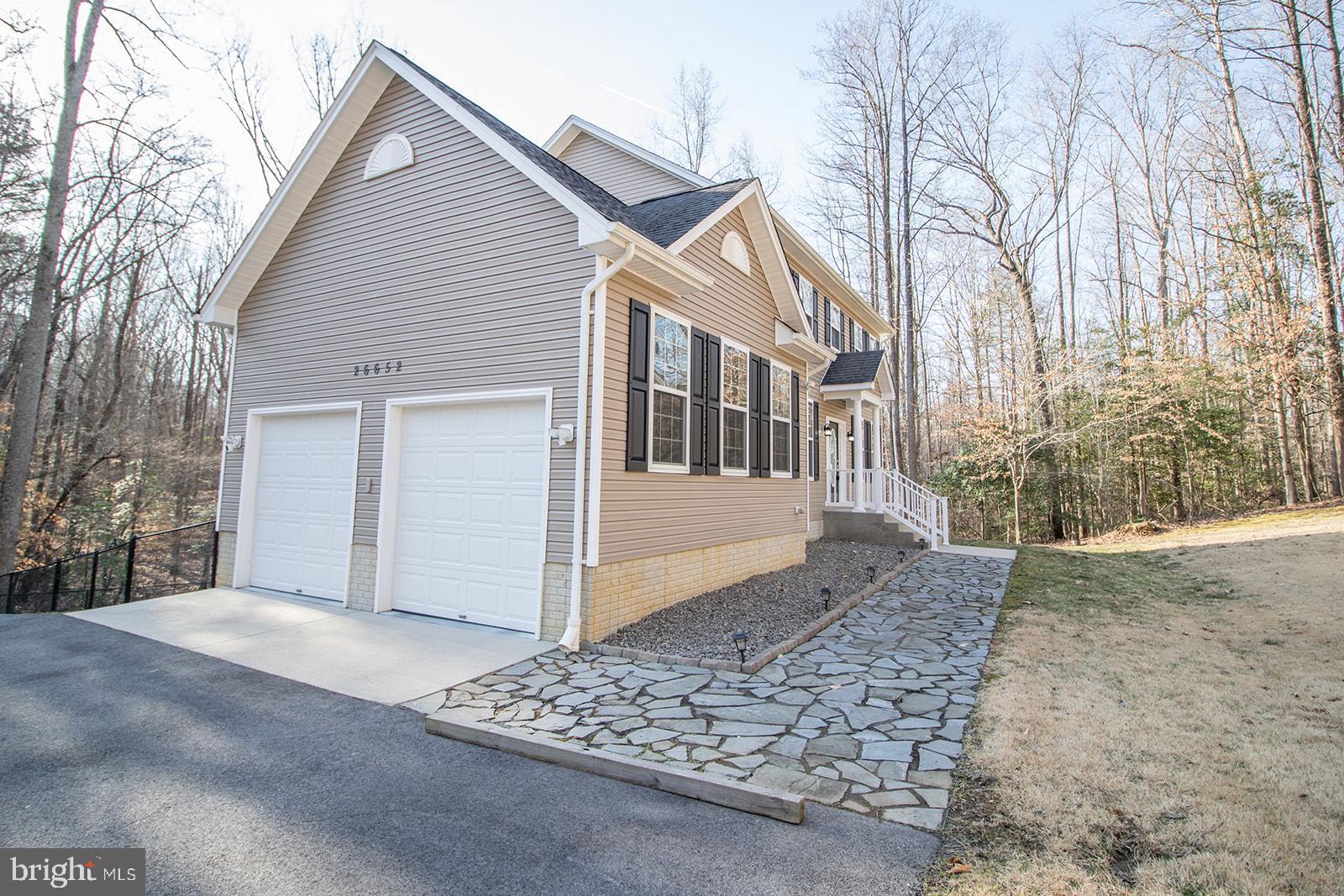 COUNTRY LAKES - Residential