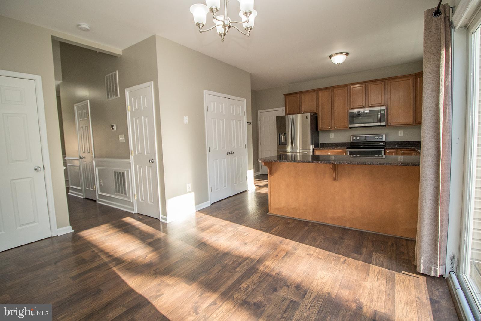 COUNTRY LAKES - Residential