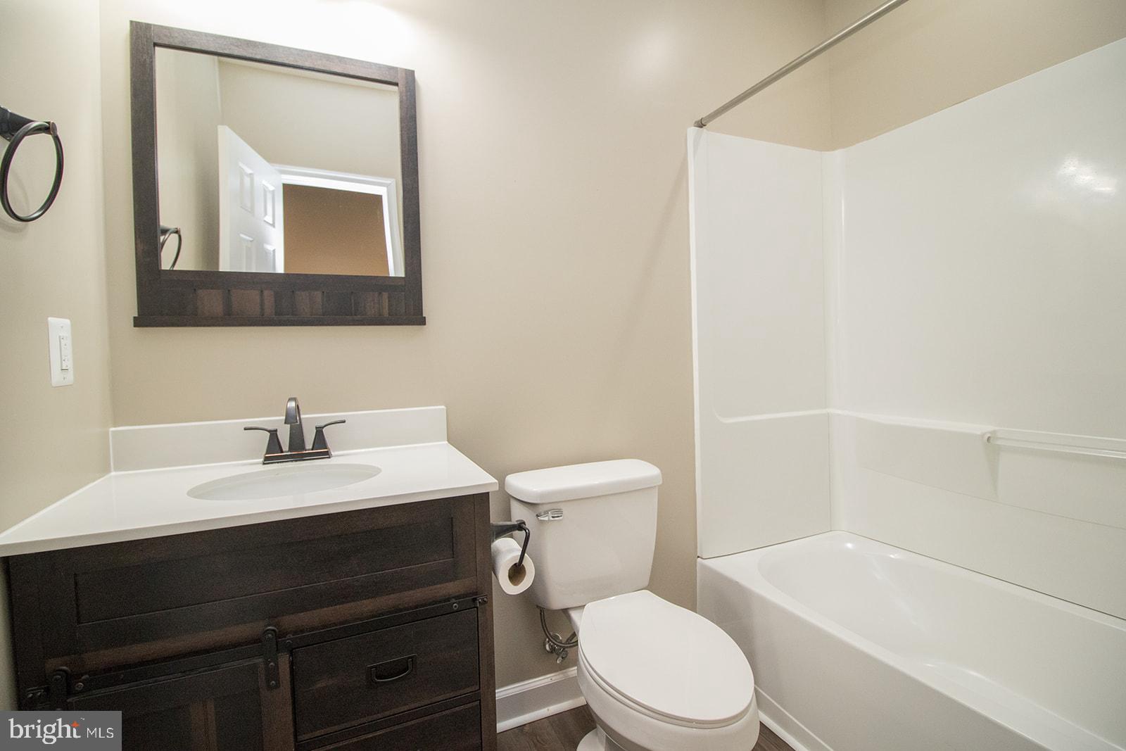 COUNTRY LAKES - Residential