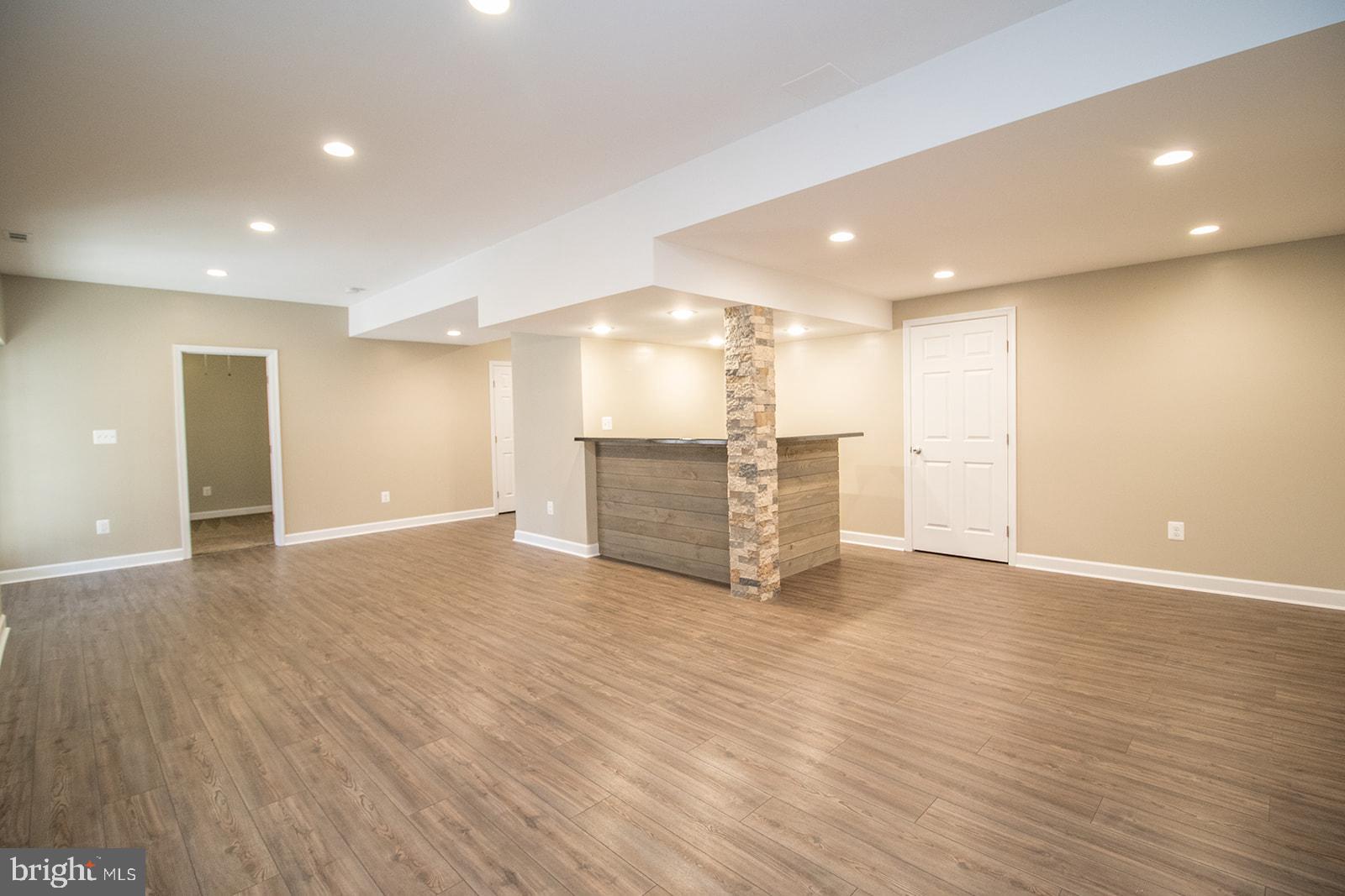 COUNTRY LAKES - Residential