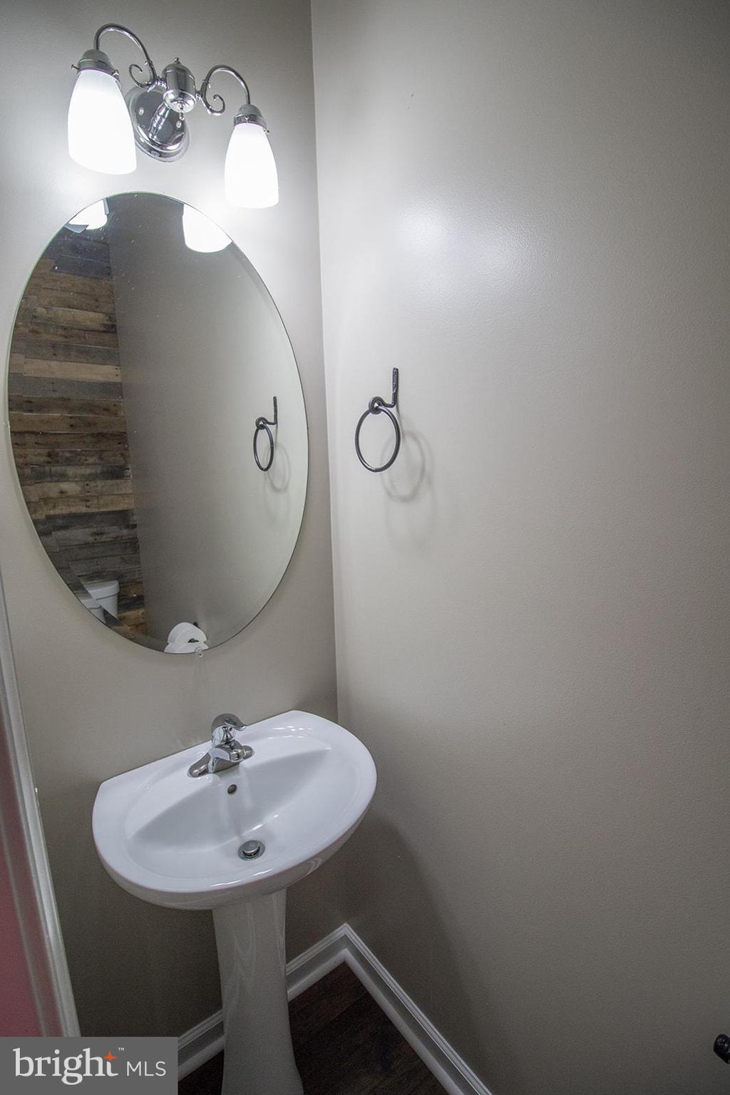 COUNTRY LAKES - Residential