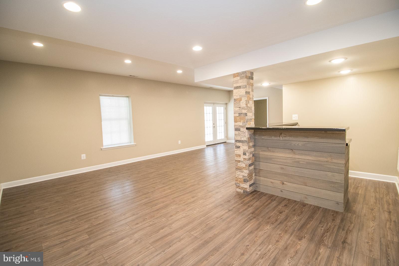 COUNTRY LAKES - Residential