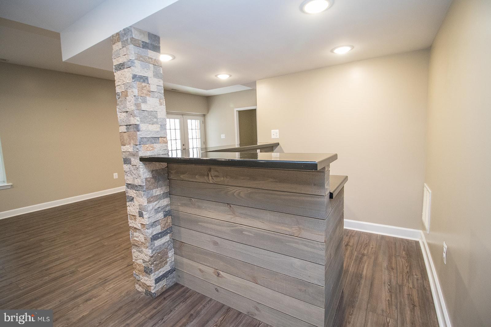 COUNTRY LAKES - Residential