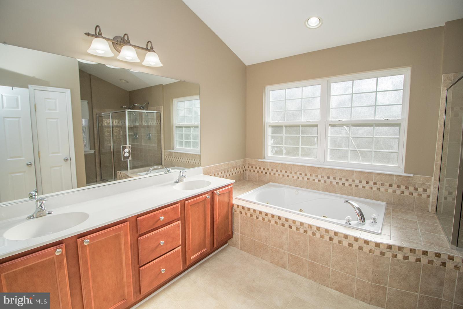 COUNTRY LAKES - Residential