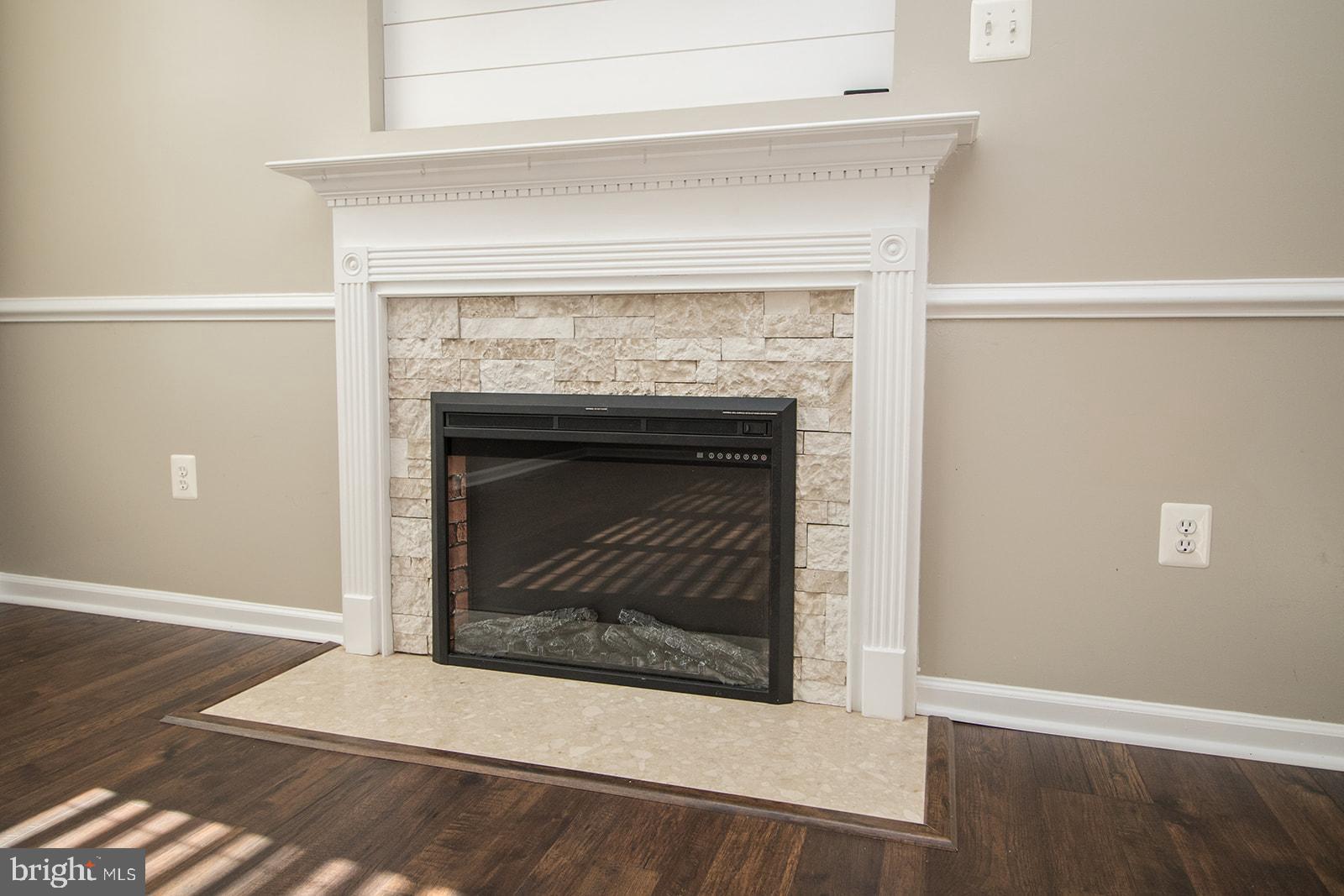 COUNTRY LAKES - Residential