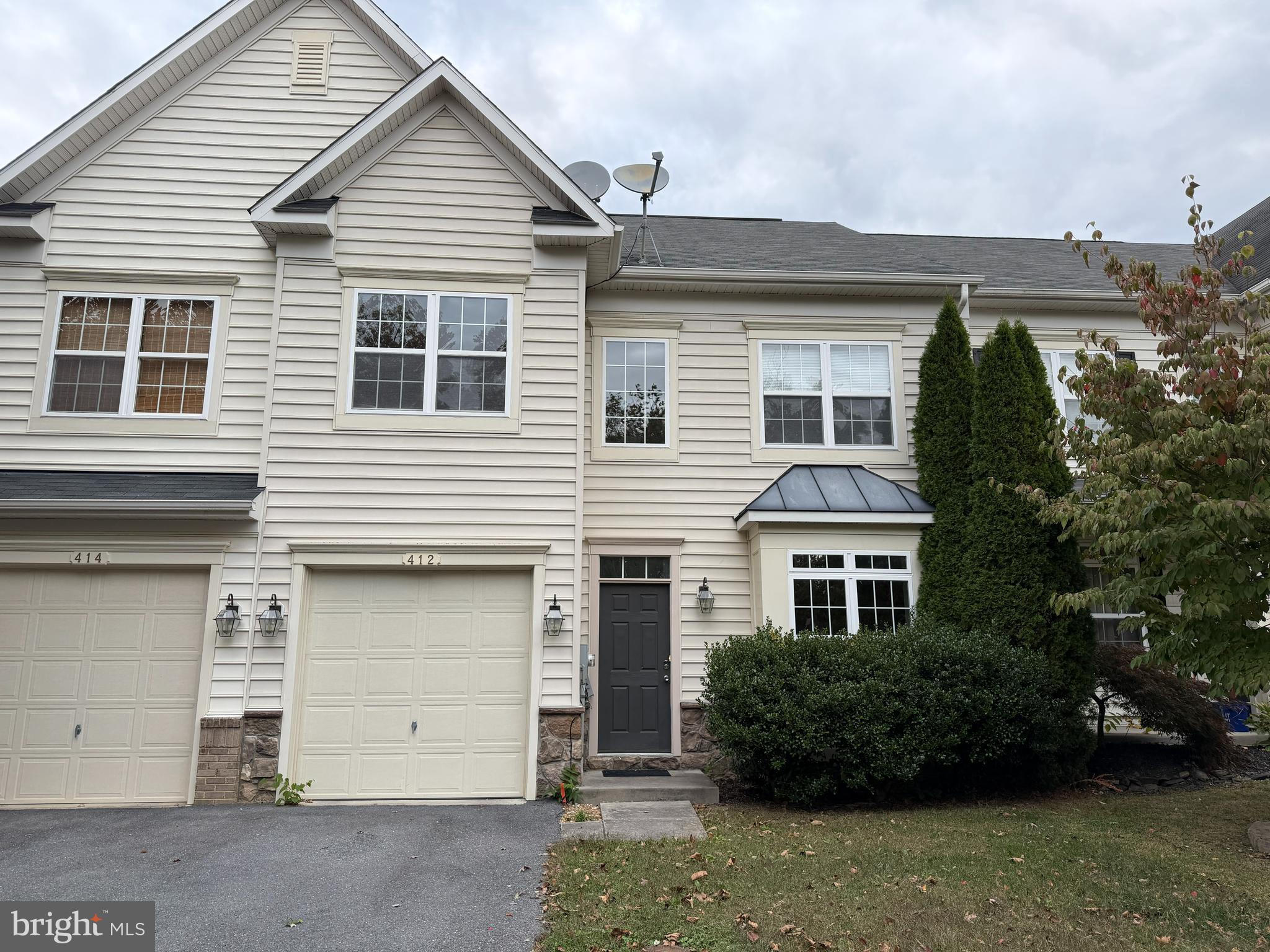 WAKELAND MANOR - Residential Lease