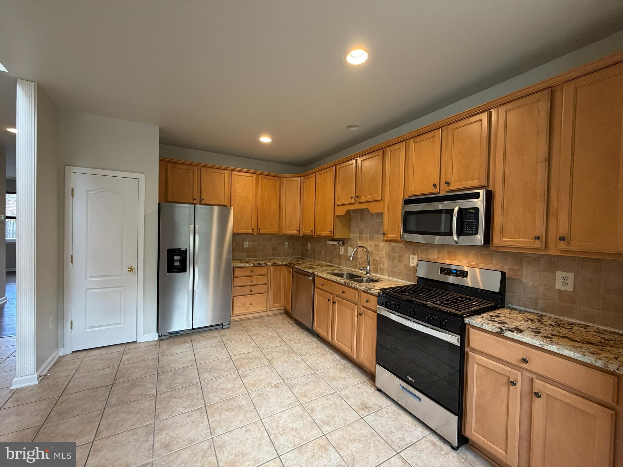 WAKELAND MANOR - Residential Lease