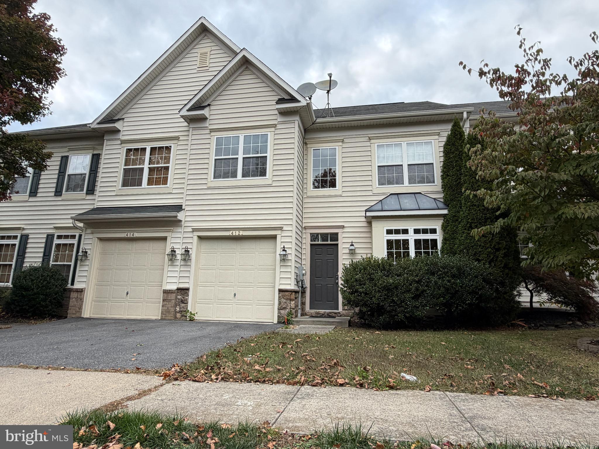 WAKELAND MANOR - Residential Lease