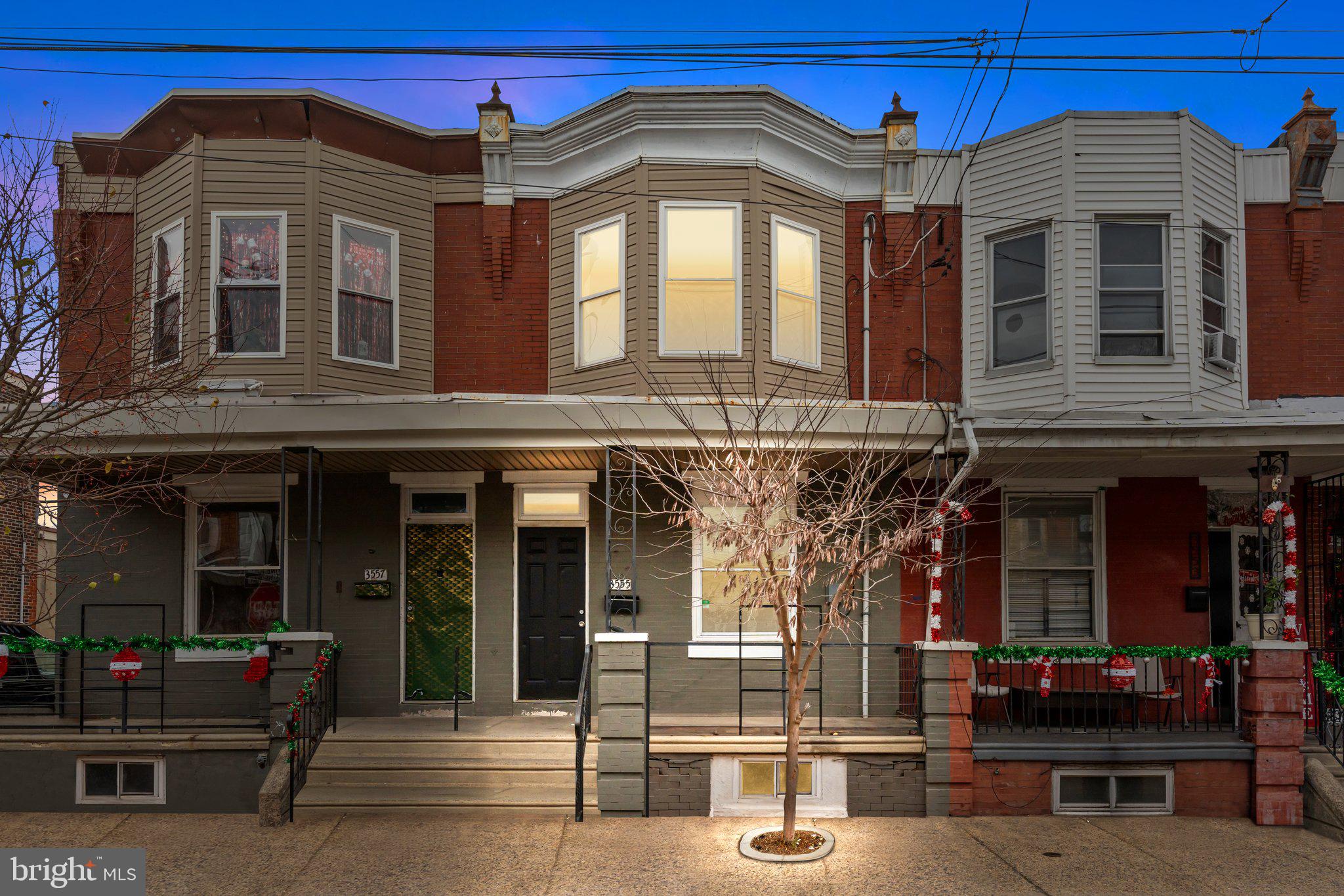 This versatile property offers two 1-bed, 1-bath units, ideal for investors or owner-occupiers! Easily convertible back into a single-family home, this residence combines flexibility and opportunity. Whether you're looking to generate rental income or create your dream home, 3555 Jasper St is ready to meet your needs. Don’t miss this unique opportunity—schedule your showing today! ** Sale is AS-IS**