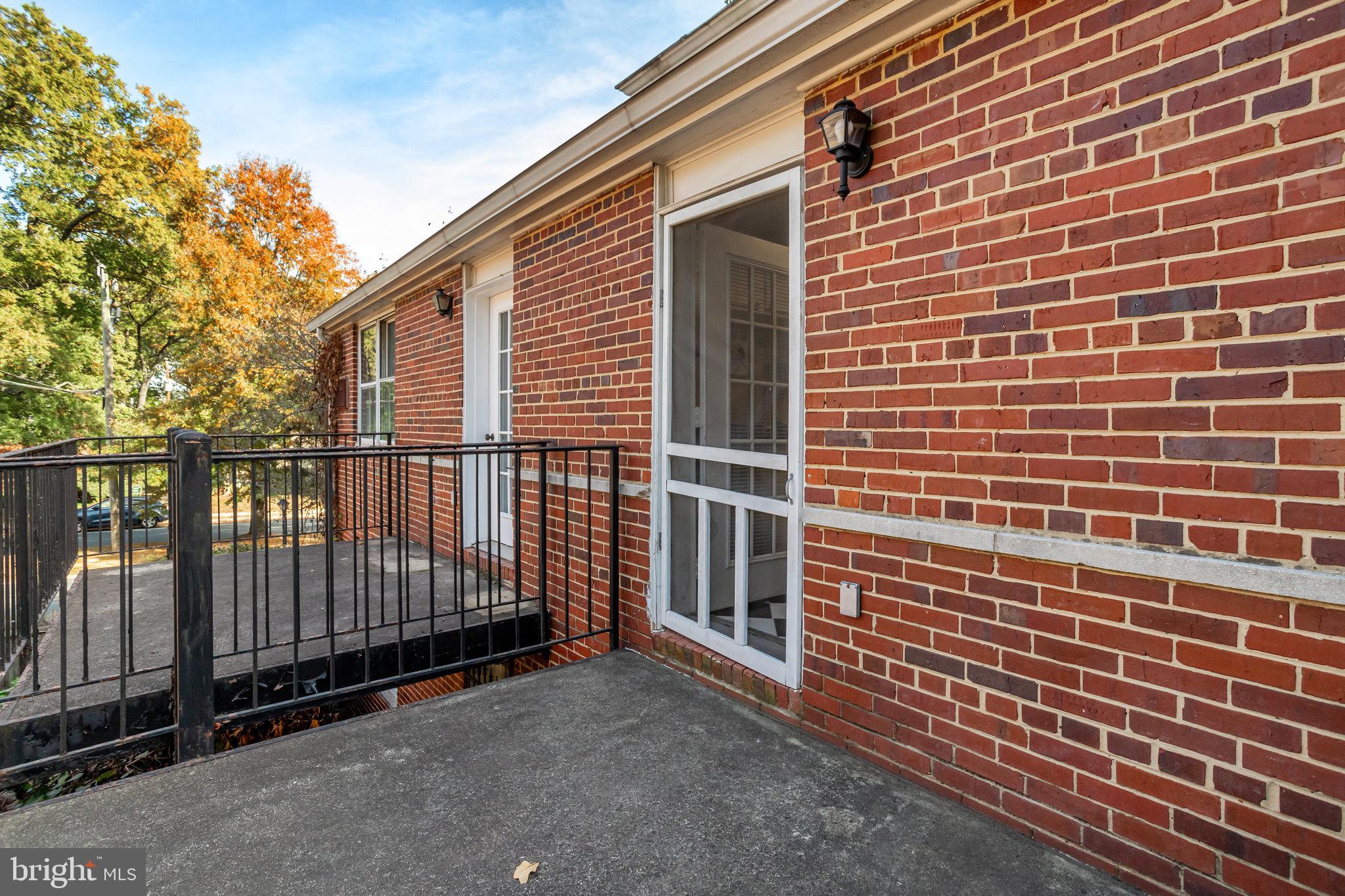 ARLINGTON OAKS - Residential Lease