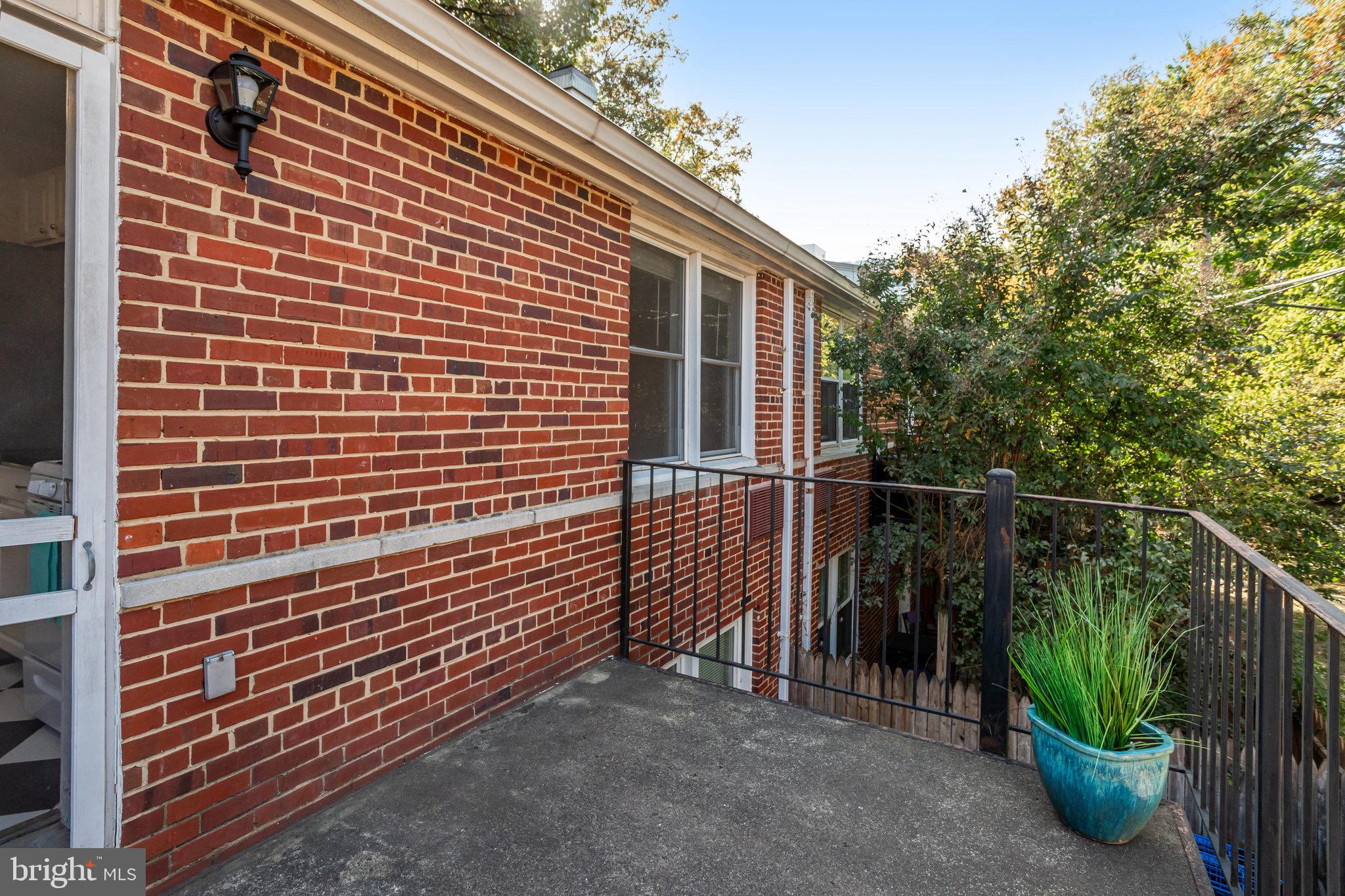 ARLINGTON OAKS - Residential Lease