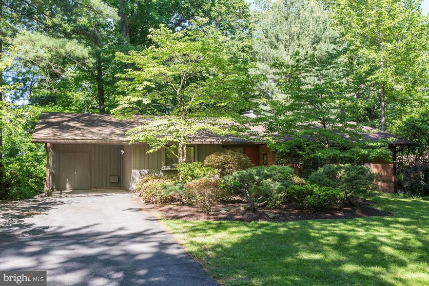 Privacy + tranquility in a coveted cul-de-sac location! 4BR/3BA Mid-Century Modern beauty designed by prizewinning architects Keyes, Lethbridge & Condon. Relaxing outdoor spaces - prime for entertaining! Large windows + wooded ambiance - a true modern haven. Easy (mostly) main floor living w/ updated kitchen, eye-catching spacious Living Room, stunning Master Suite.