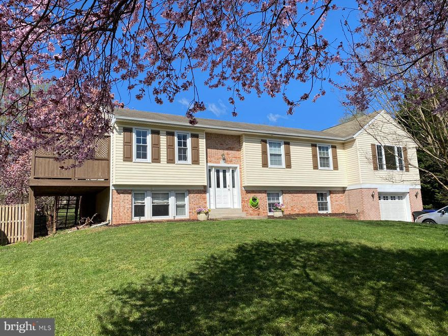 Amazing home in great locations 5 beth and 2.5 baths with a lot of space: w/ gorgeous wood trim &loads of windows!! New kitchen totally rehabs, new bathroom. It is ready for you to JUST MOVE IN & ENJOY. 1 car (2 cars Tandem) 2nd family room on lower level w/loads of sublight and walkout to patio, additional large bedroom and spacious back yard ** SOUGHT AFTER POOLEVILLE SCHOOL DISTRICT**