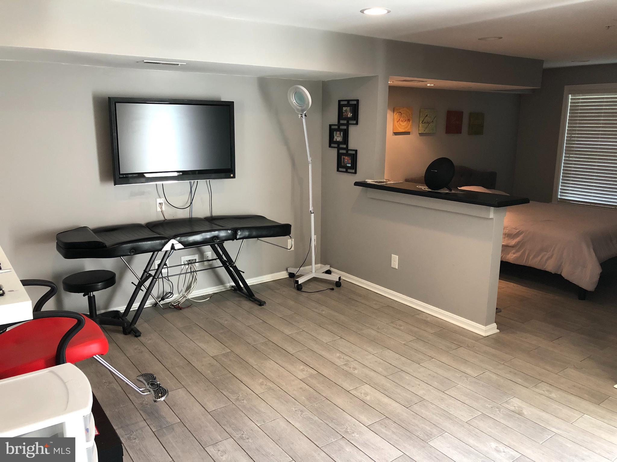 CONSTANT FRIENDSHIP - Residential