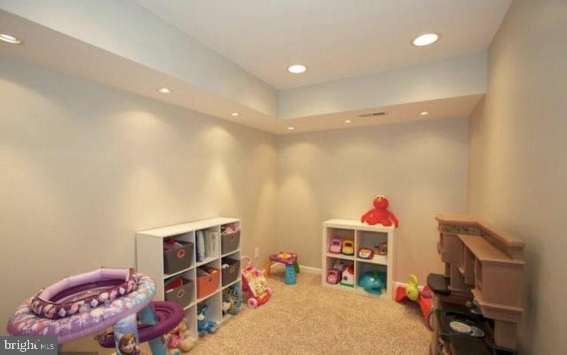 CONSTANT FRIENDSHIP - Residential