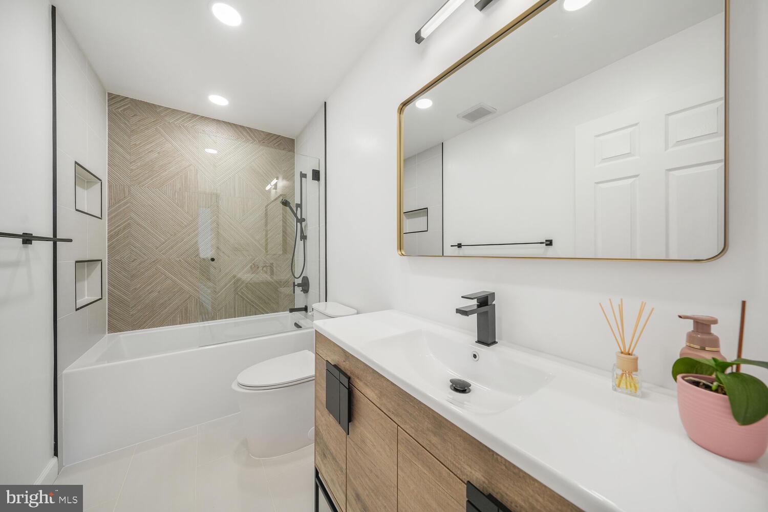 COUNTRY CLUB HILLS - Residential