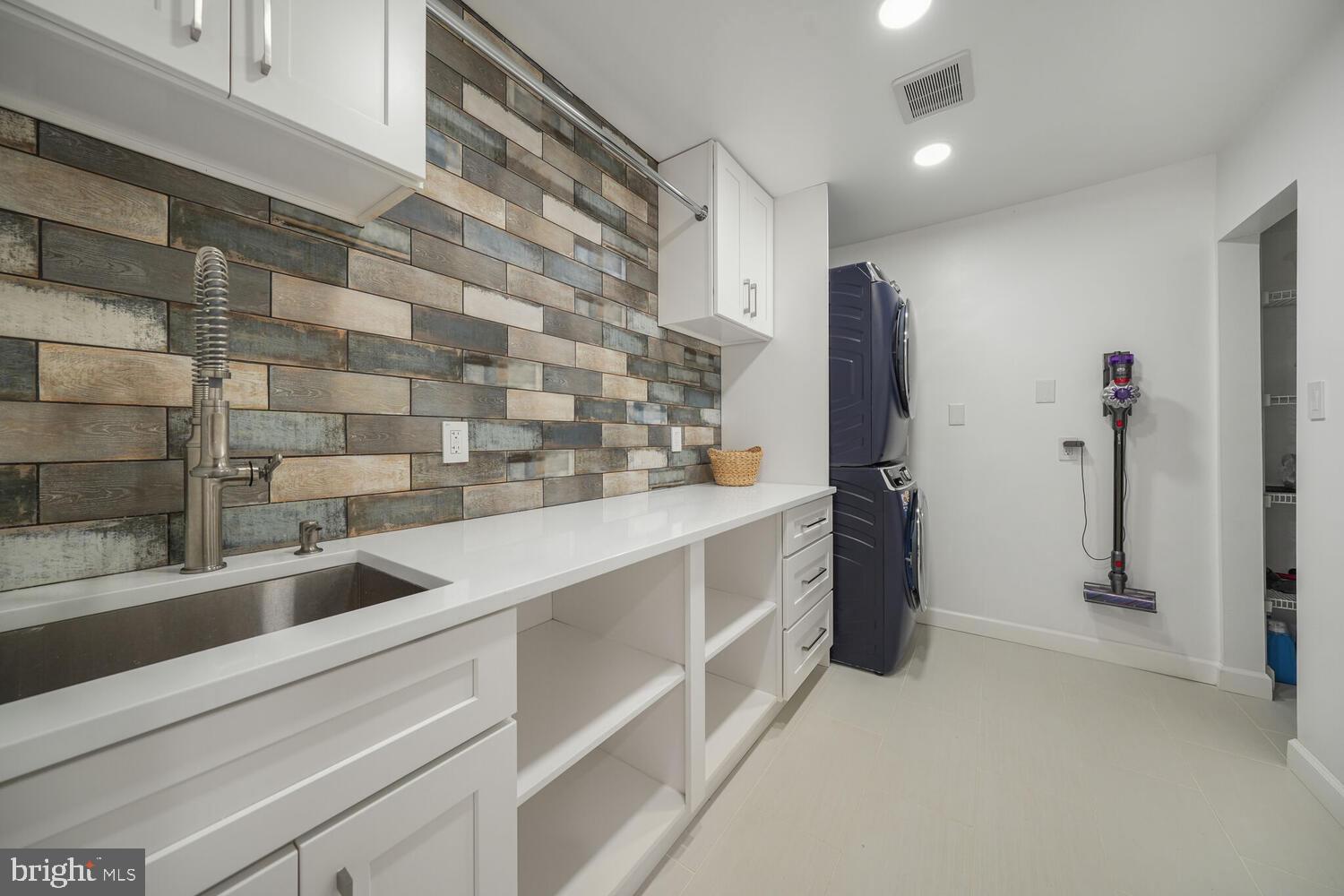 COUNTRY CLUB HILLS - Residential