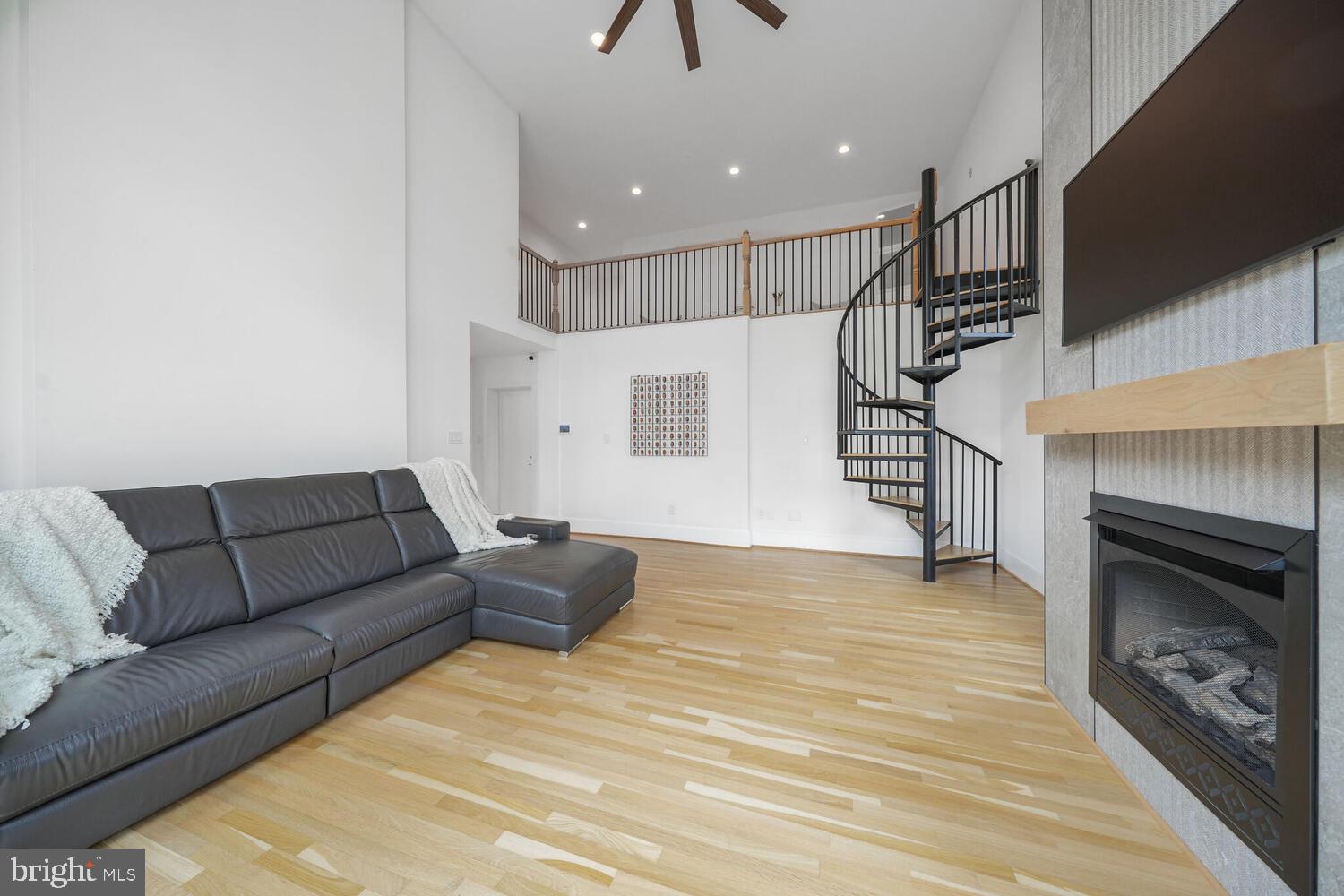 COUNTRY CLUB HILLS - Residential