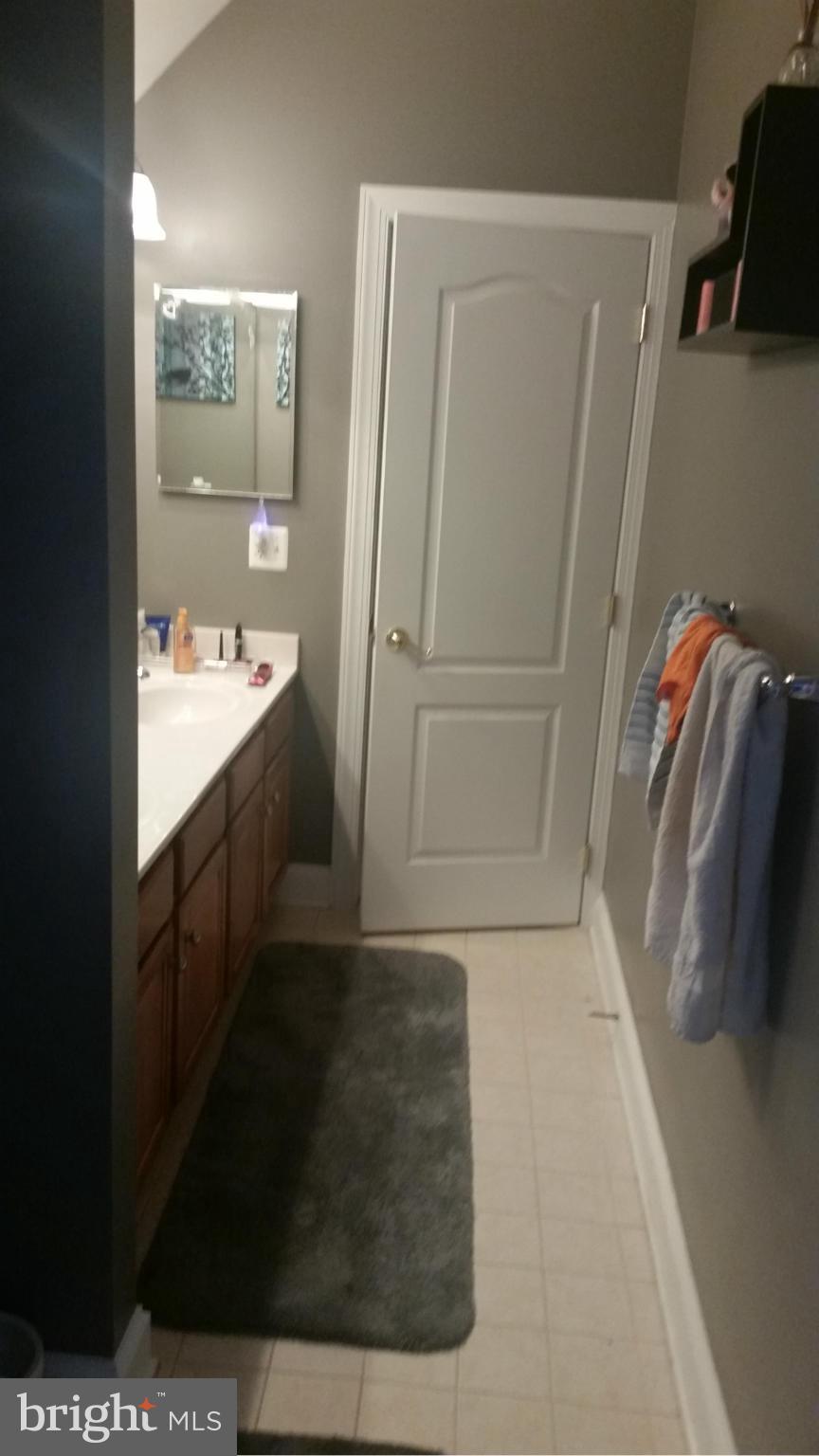 LAUREL HILL LANDBAY - Residential Lease