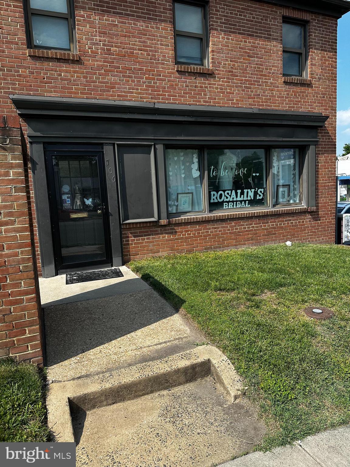 706 S WASHINGTON STREET FIRST FLOOR