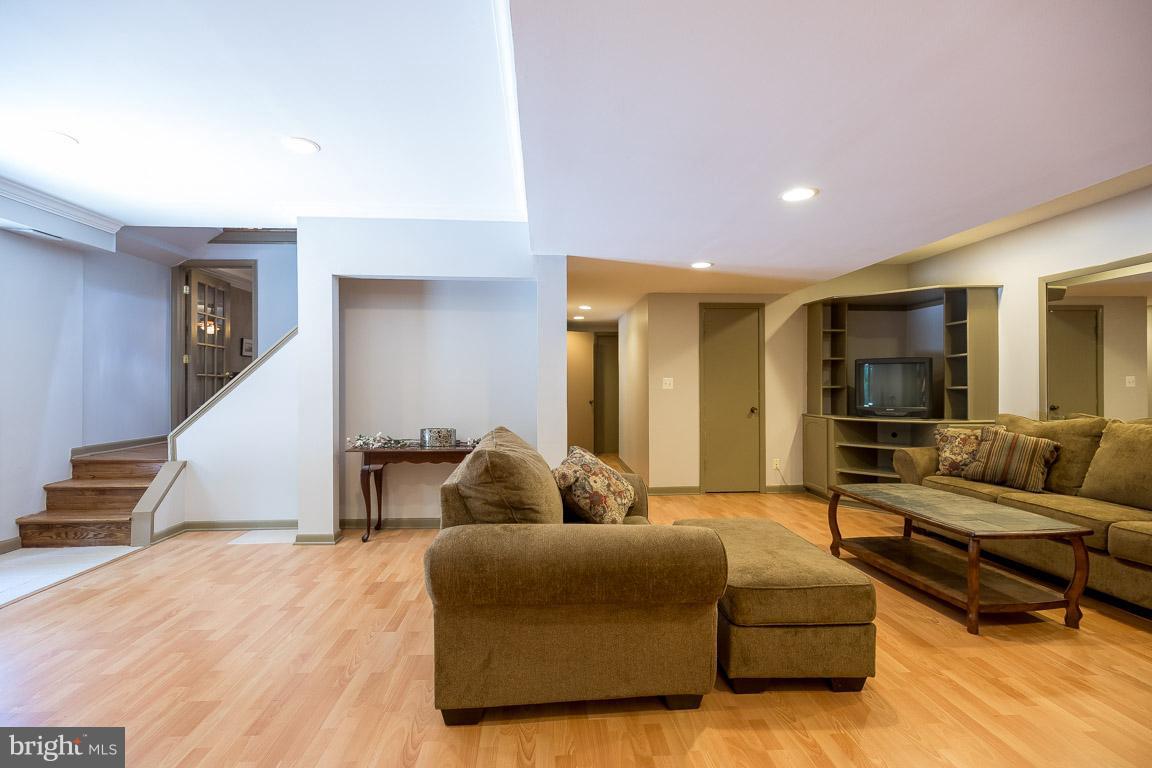 LAKE OCCOQUAN SHORES - Residential