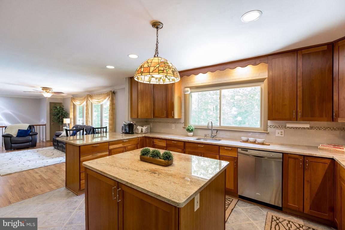 LAKE OCCOQUAN SHORES - Residential