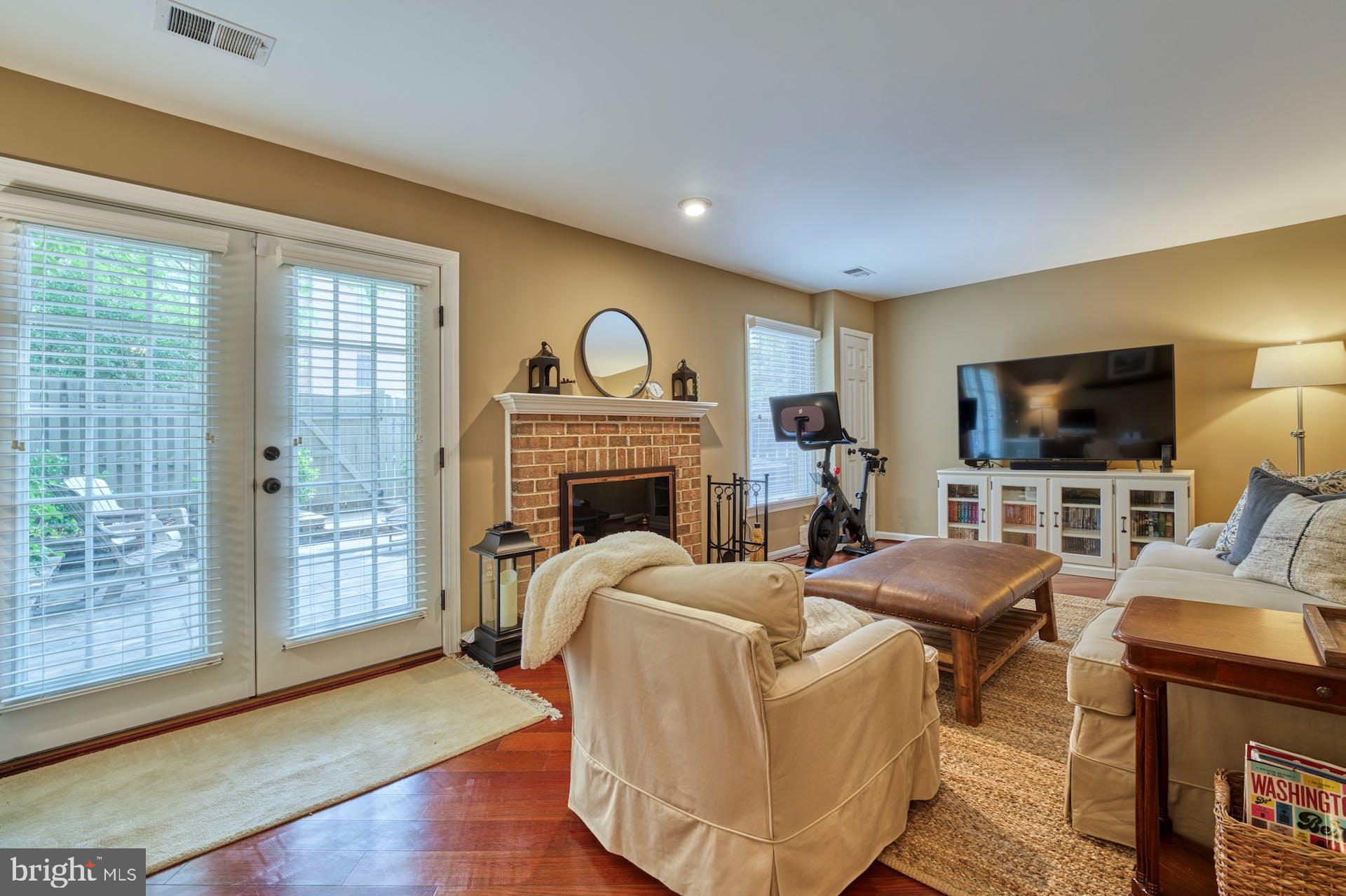 OAKBOROUGH SQUARE - Residential Lease