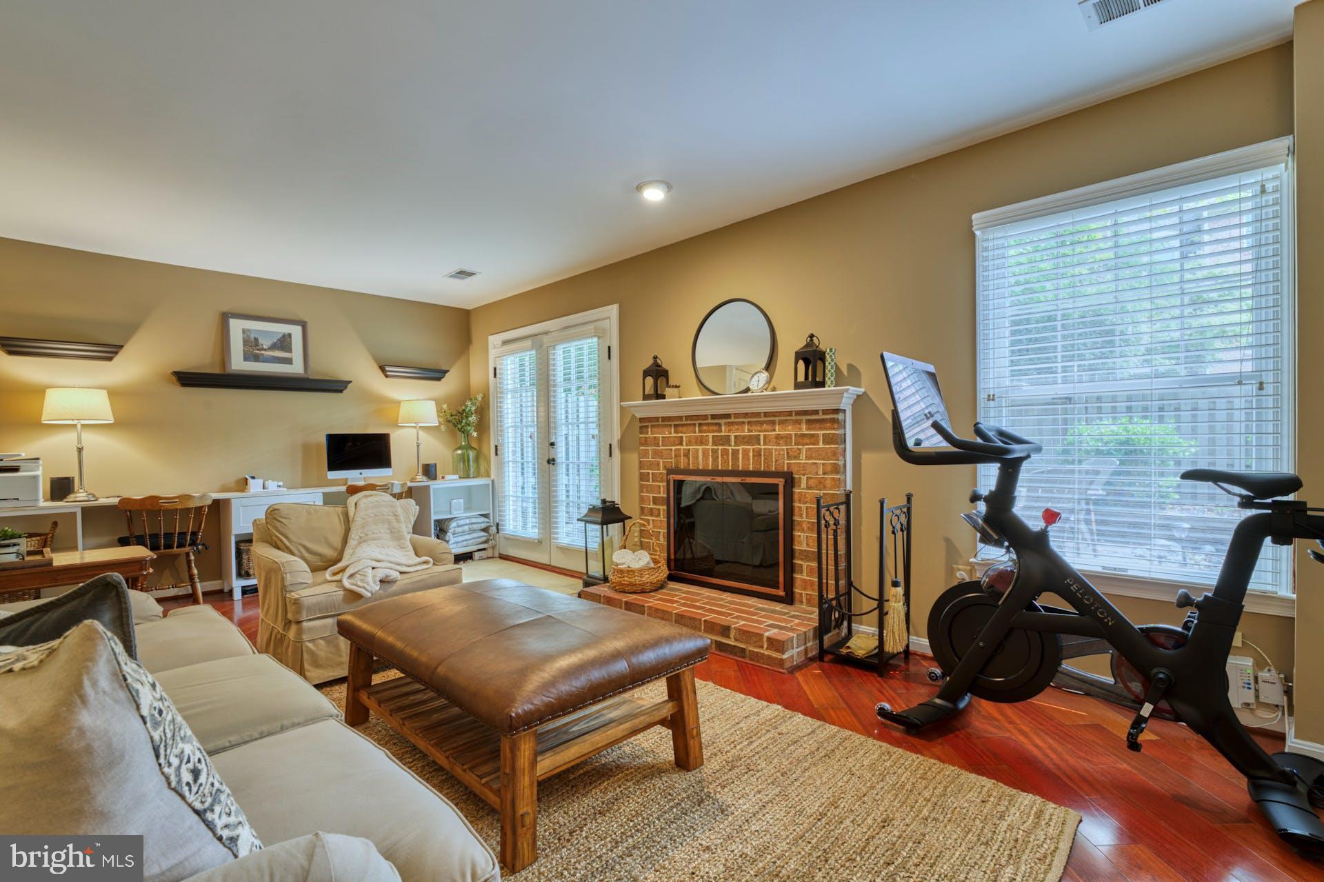 OAKBOROUGH SQUARE - Residential Lease