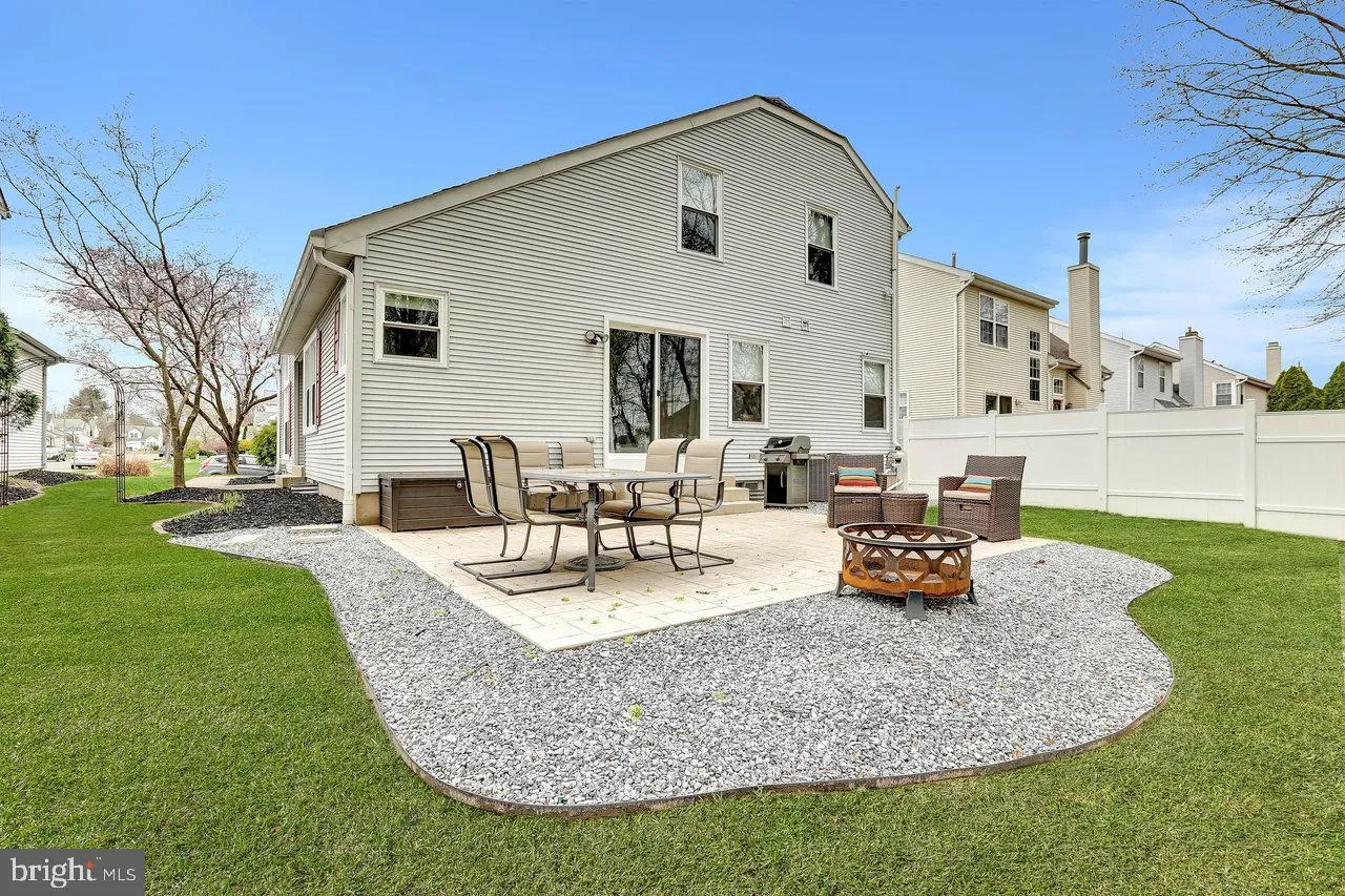 Burlington, New Jersey 08016, United States, 3 Bedrooms Bedrooms, ,4 BathroomsBathrooms,Residential,Pending,104981