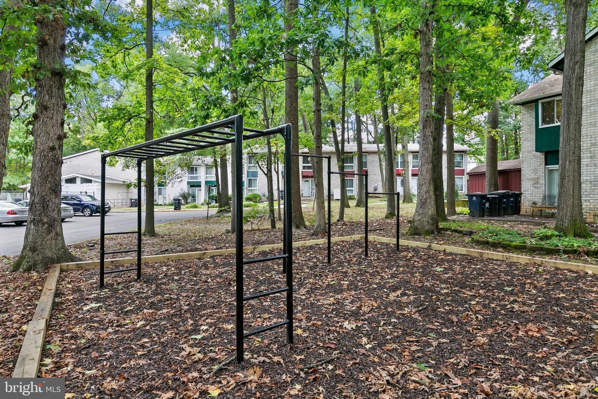 FOUR SEASONS - Residential