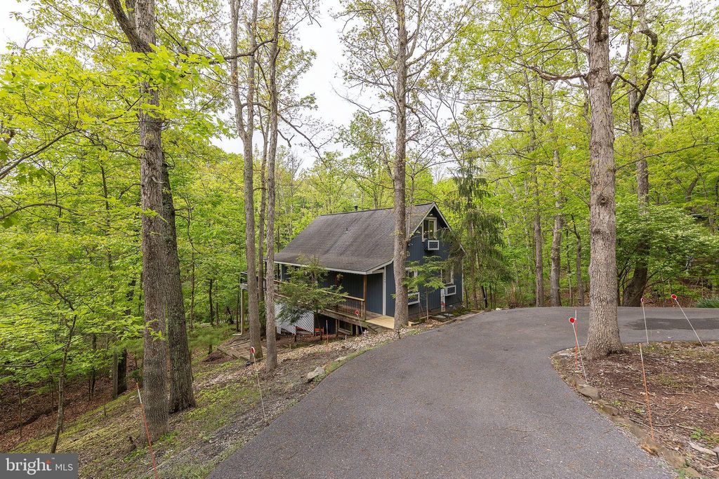 Photo of 1249 Lakeview Drive, CROSS JUNCTION, VA 22625 (MLS # VAFV2037294)