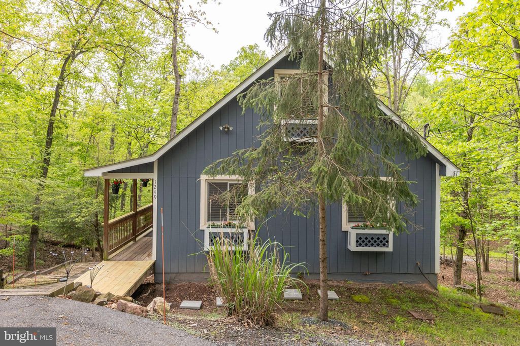 Photo of 1249 Lakeview Drive, CROSS JUNCTION, VA 22625 (MLS # VAFV2037294)