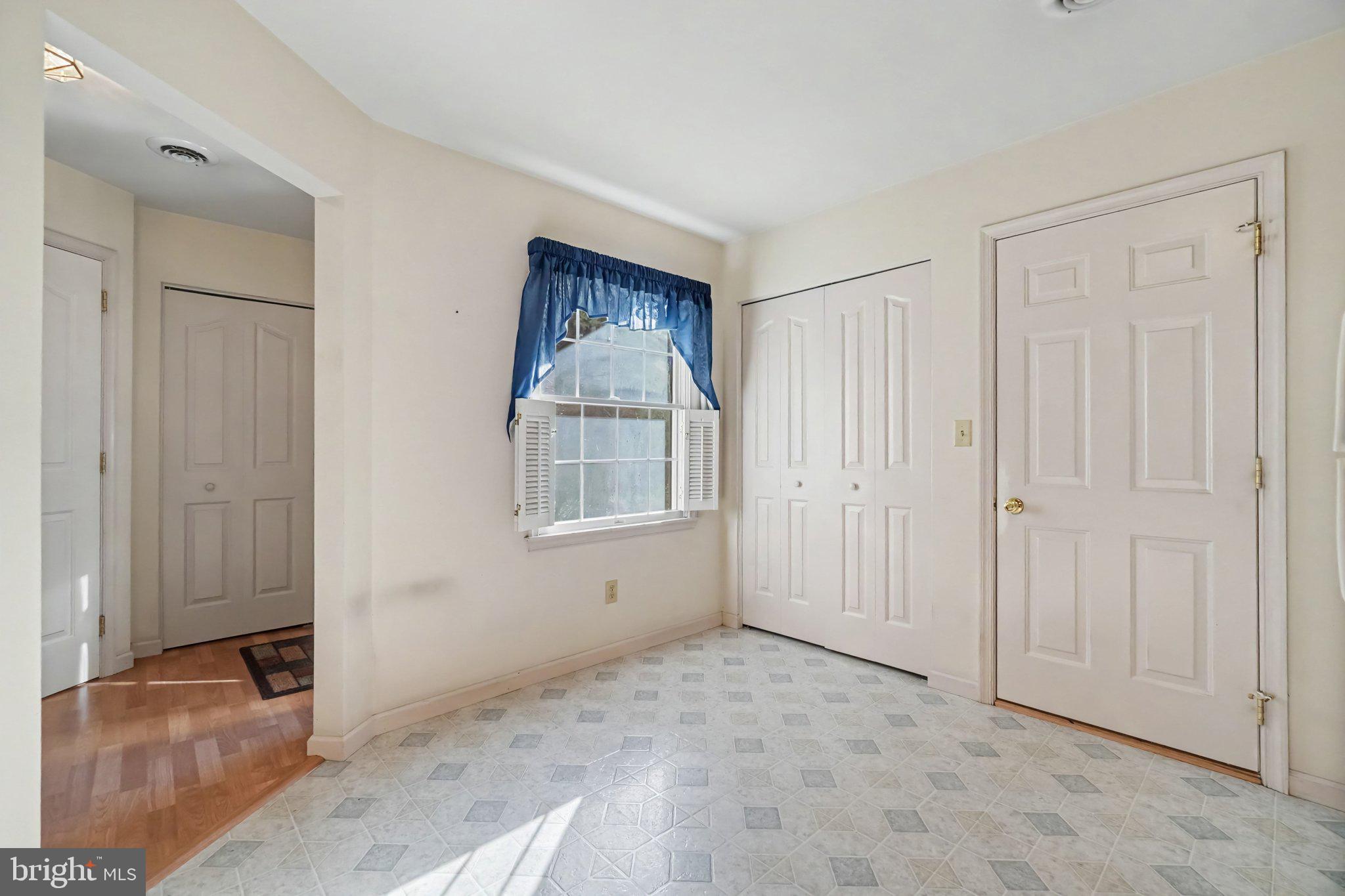 892 WOODRIDGE DRIVE