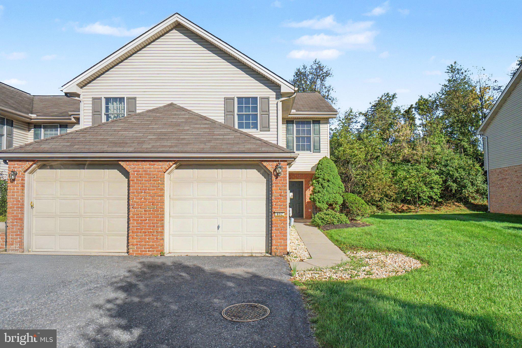 892 WOODRIDGE DRIVE