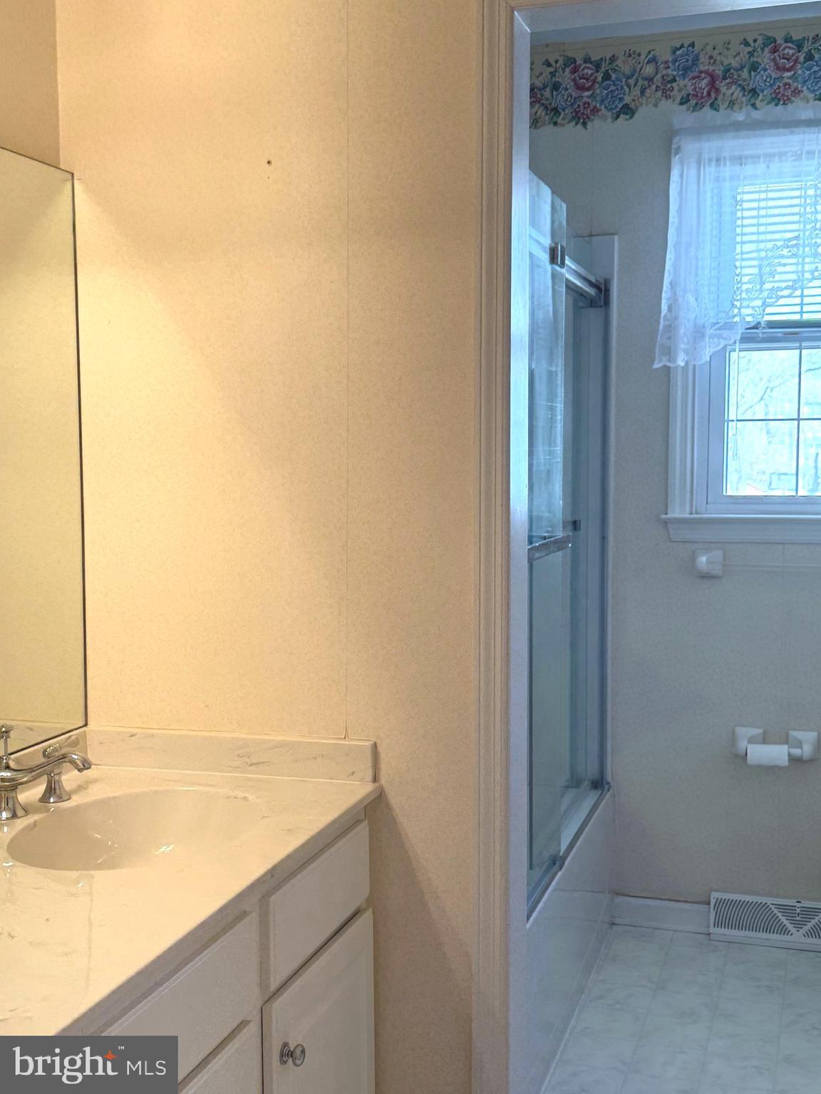 FOUR SEASONS - Residential