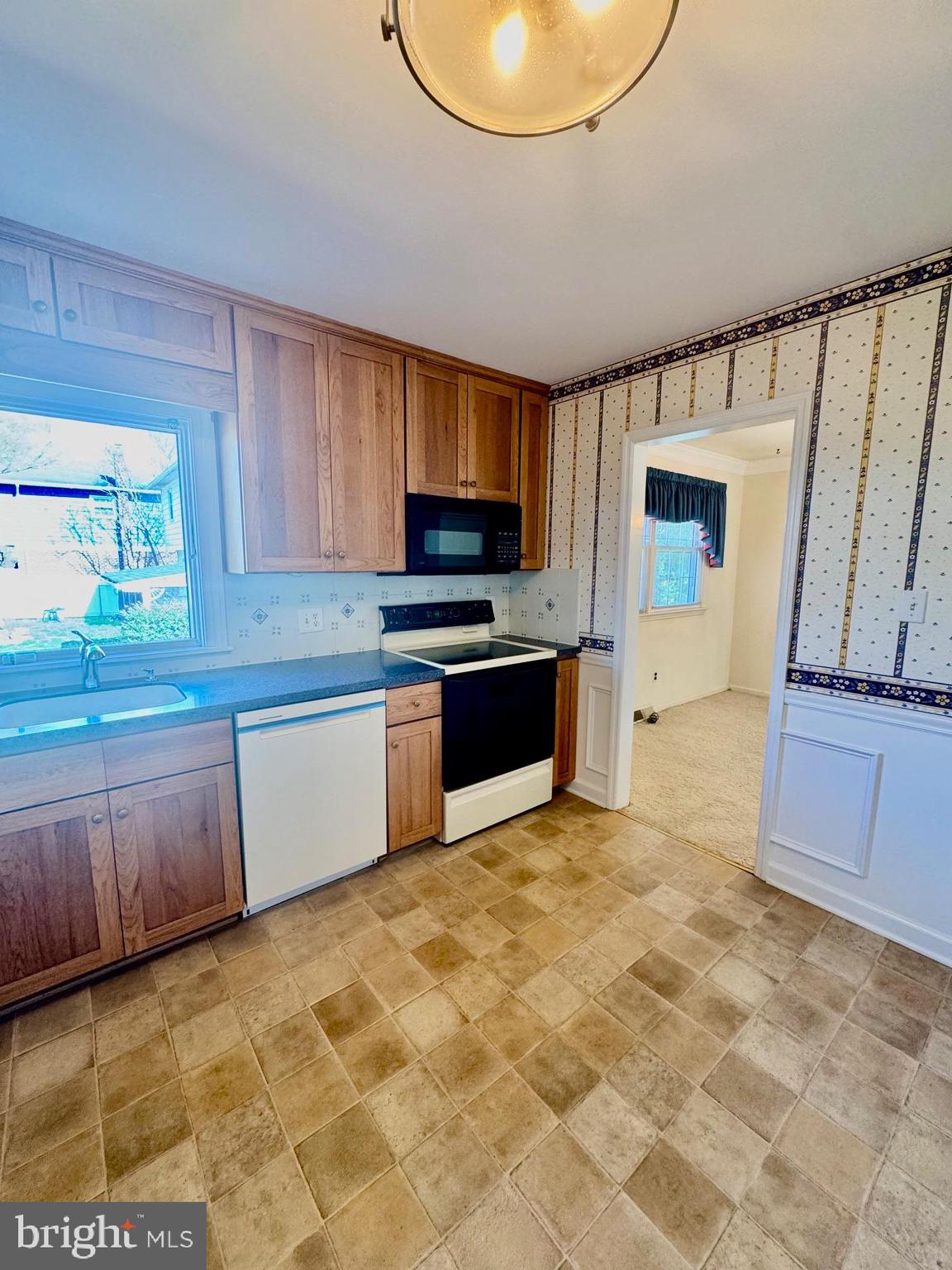 FOUR SEASONS - Residential