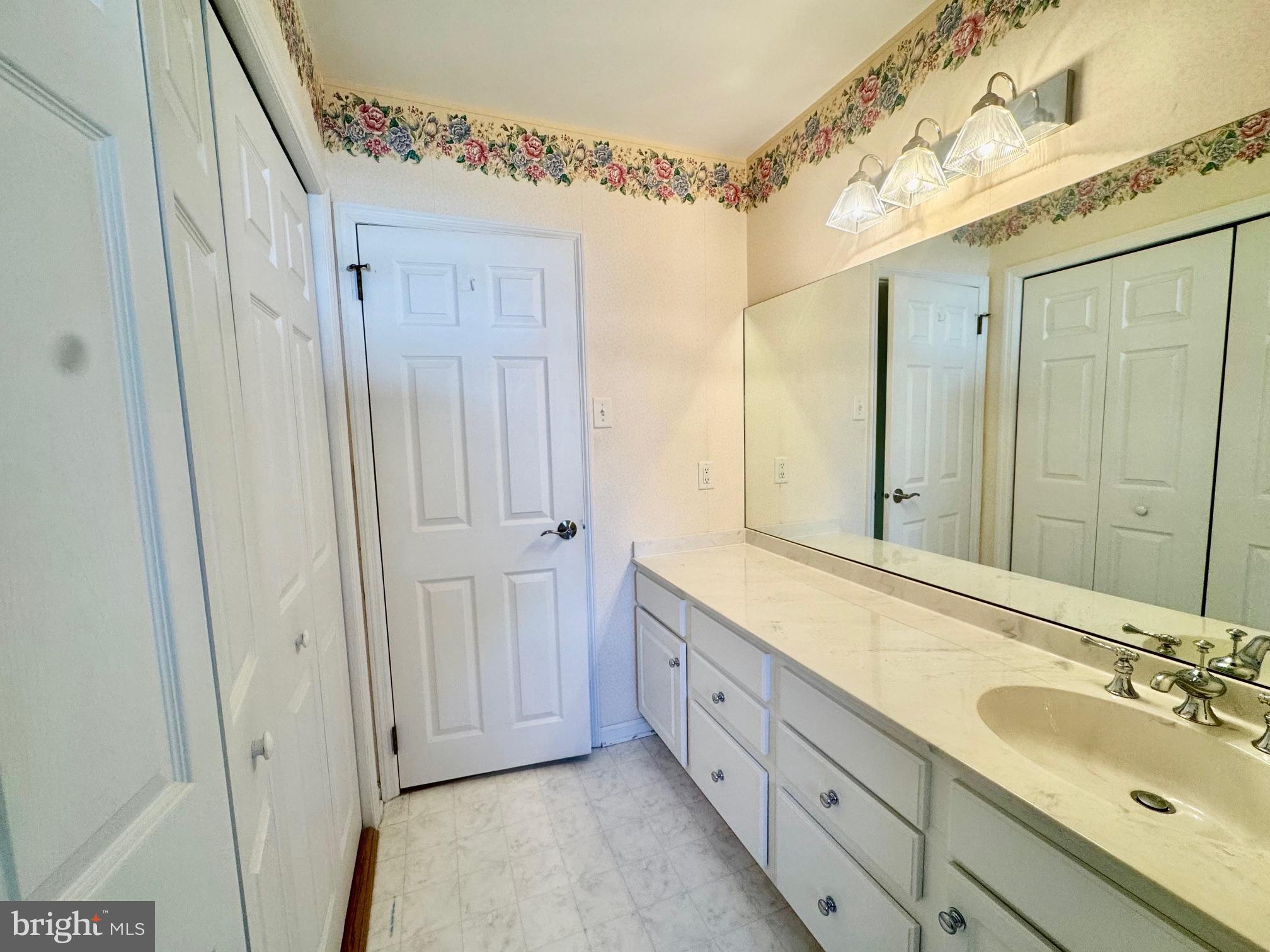 FOUR SEASONS - Residential