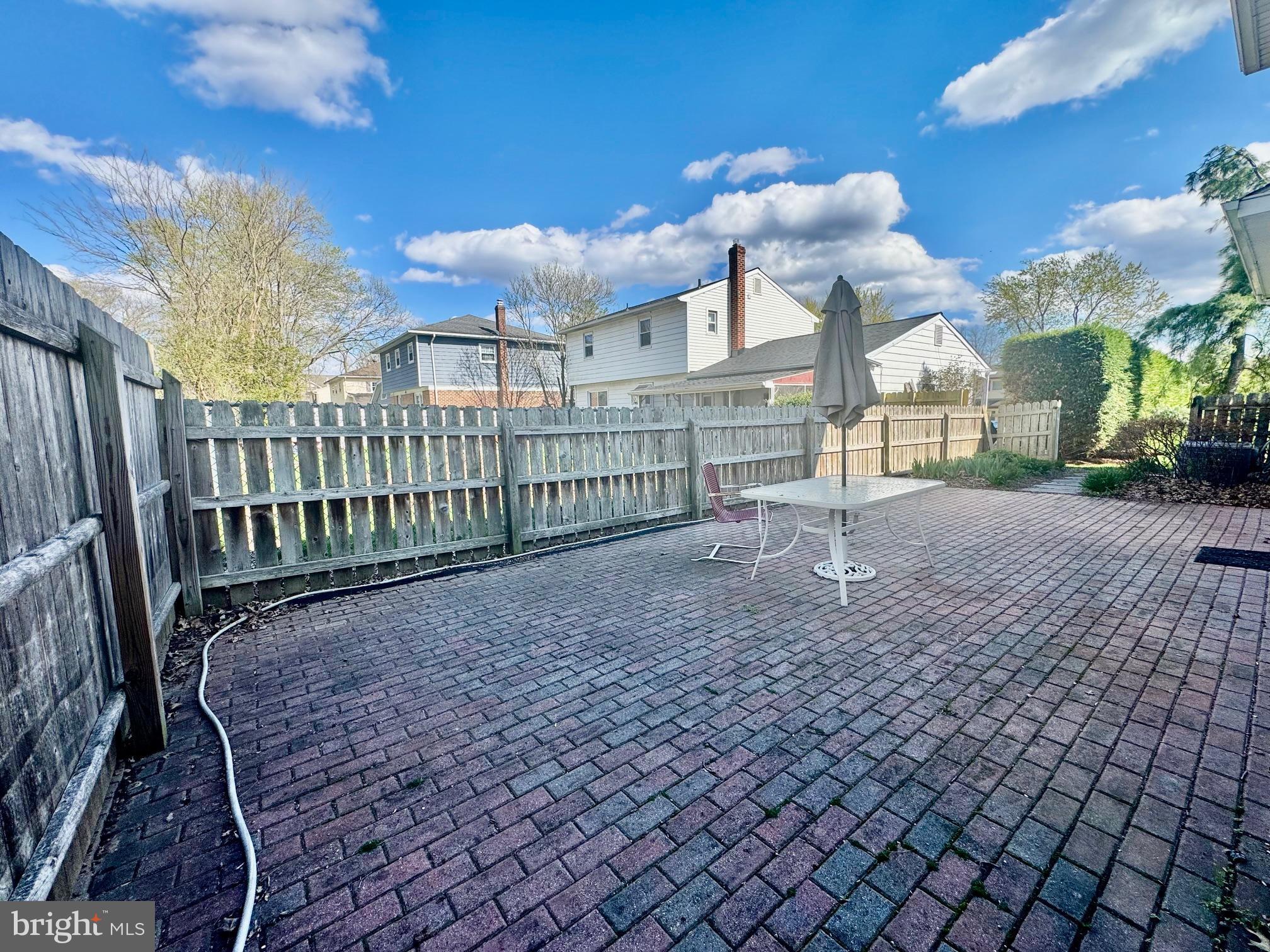 FOUR SEASONS - Residential