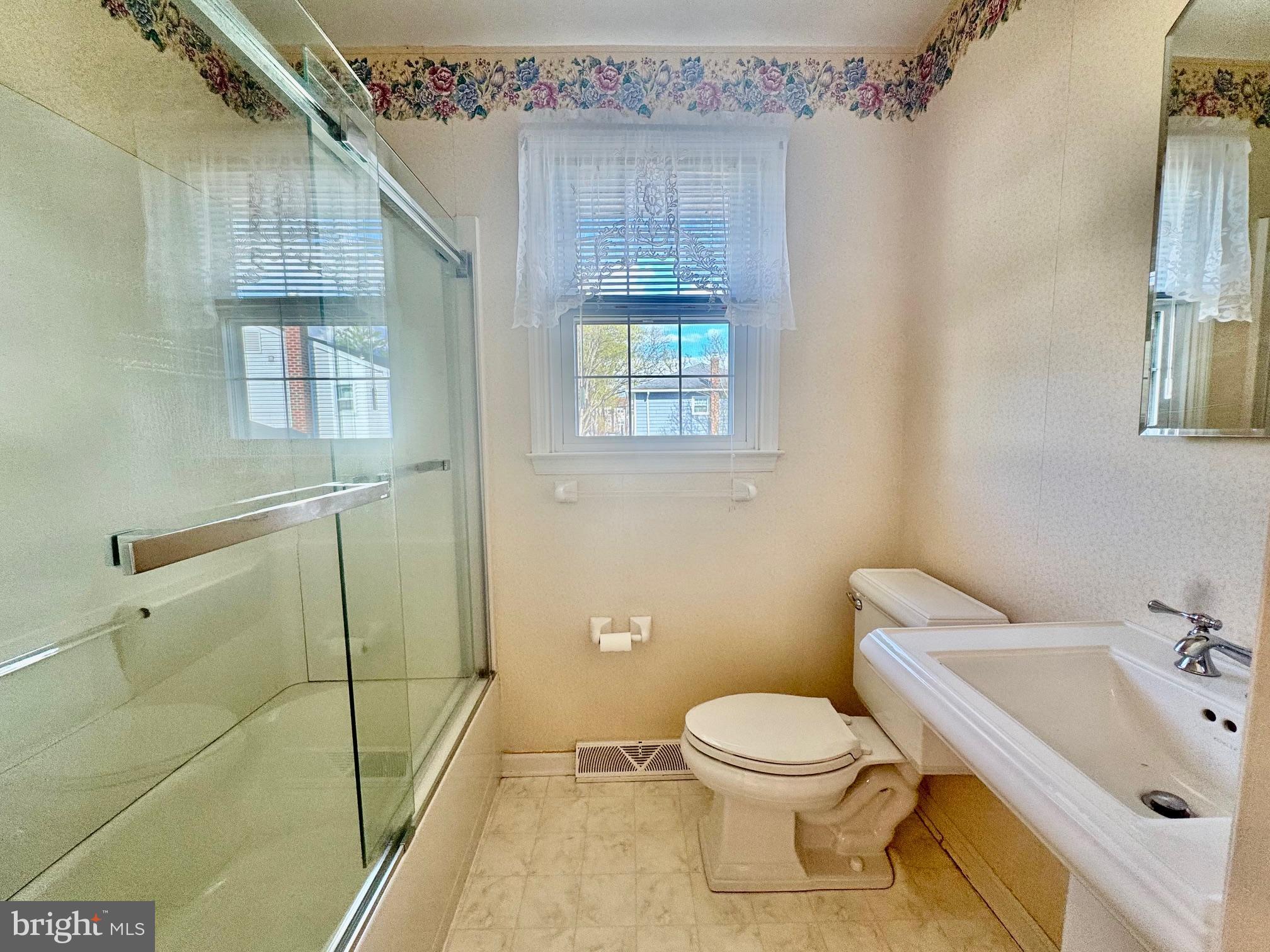 FOUR SEASONS - Residential