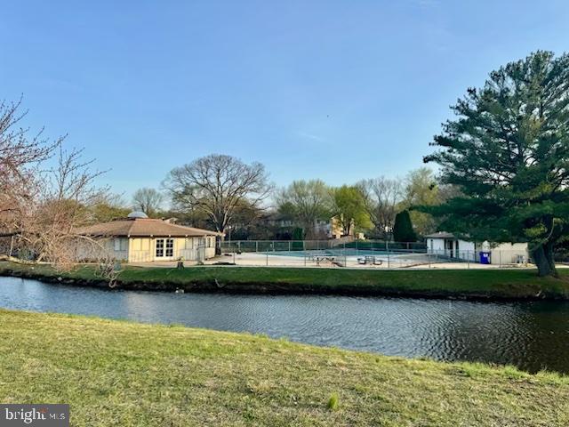 FOUR SEASONS - Residential