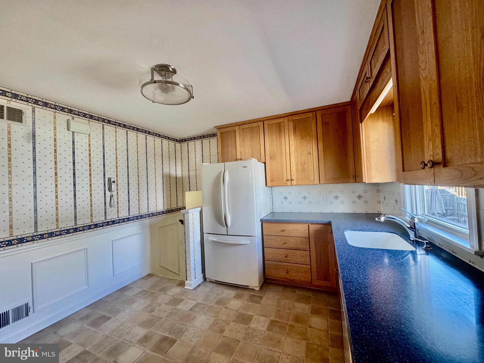 FOUR SEASONS - Residential