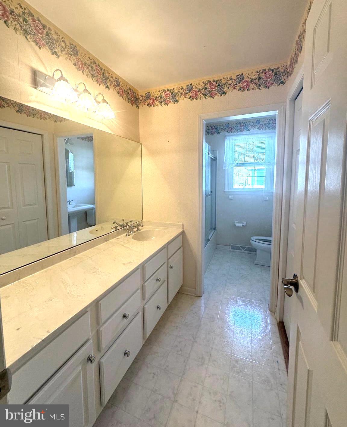 FOUR SEASONS - Residential