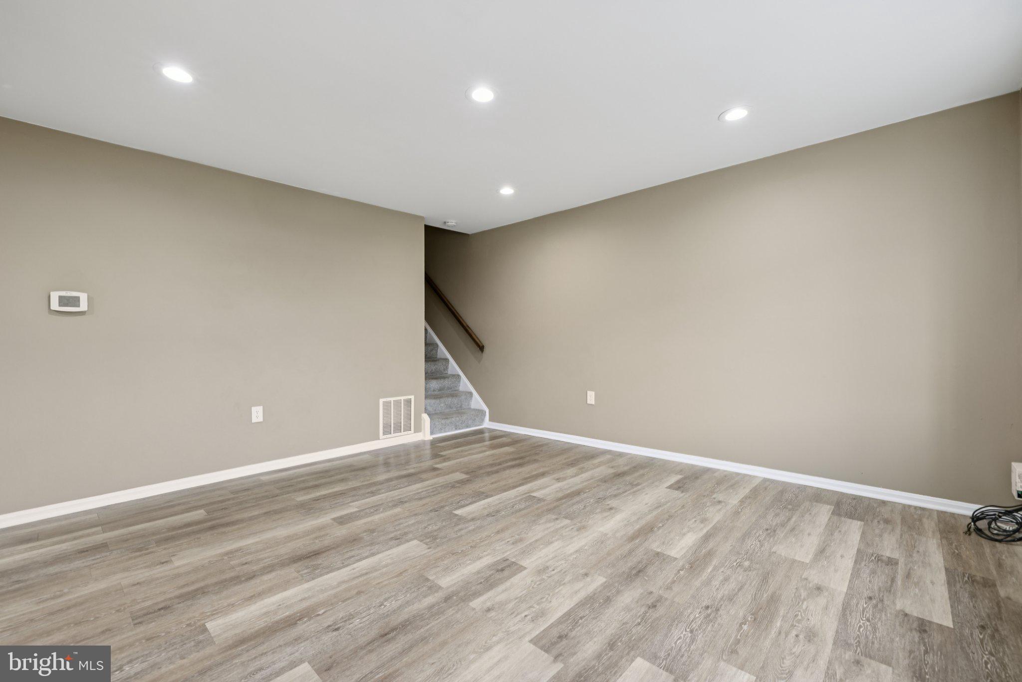 WHISKEY BOTTOM SQUARE - Residential